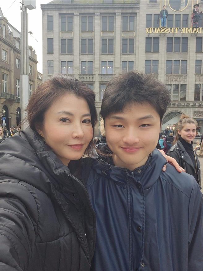 岳庭今年五月曾去荷兰探望儿子。（摘自岳庭脸书）