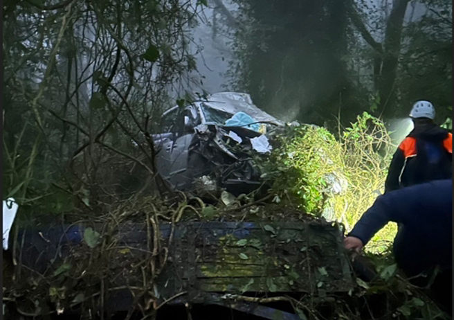 南投发生严重车辆翻落山坡意外事故。（翻摄画面）