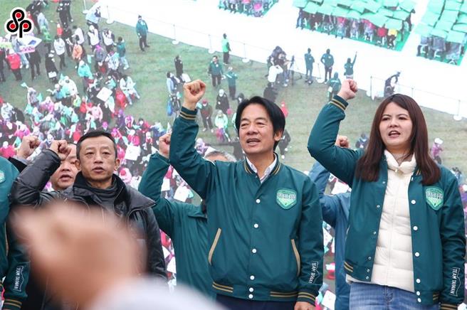 民進黨總統候選人賴清德反對兩岸「服貿」，說寢具店、美髮店會有大批中國人湧入搶台灣人飯碗、賣低價便當，蘇貞昌更加碼說，中國失業人口有3千萬，若來台工作，台灣恐怕會「沉下去」。（本報資料照片）