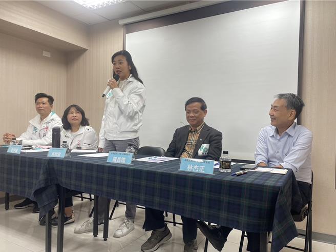 民眾黨副總統候選人吳欣盈24日南下高雄，她出席高雄市黨部願景座談。（洪浩軒攝）