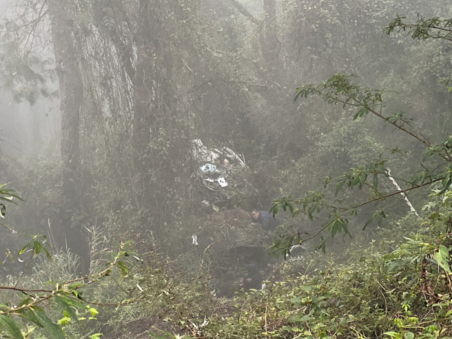 厢型车车体变形严重，消防人员持续抢救。（翻摄画面）