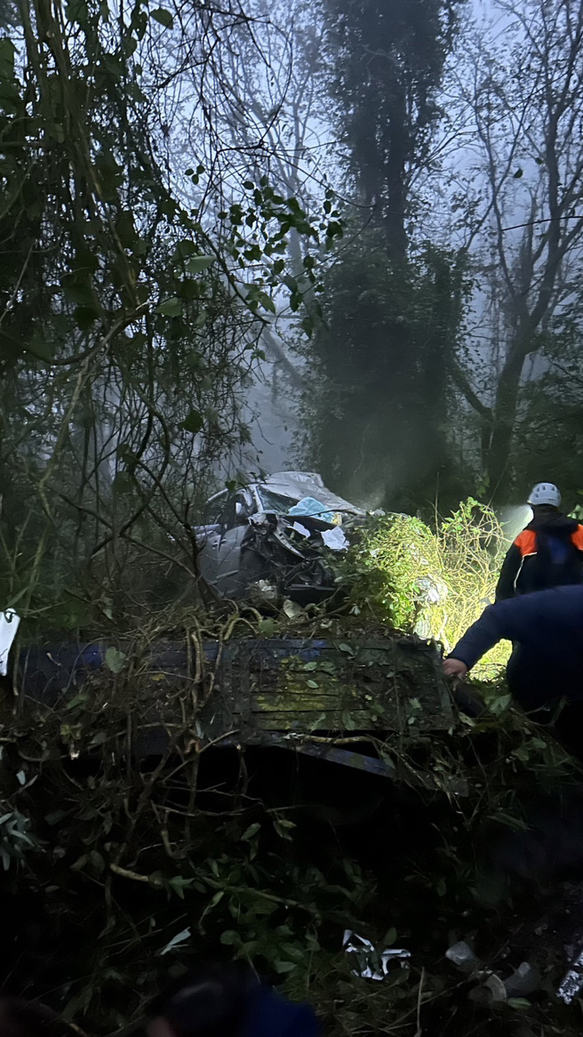 厢型车车体变形严重，消防人员持续抢救。（翻摄画面）