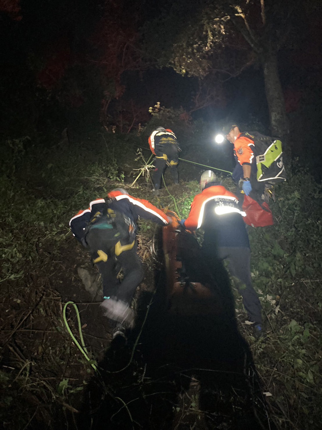 厢型车车体变形严重，消防人员持续抢救。（翻摄画面）