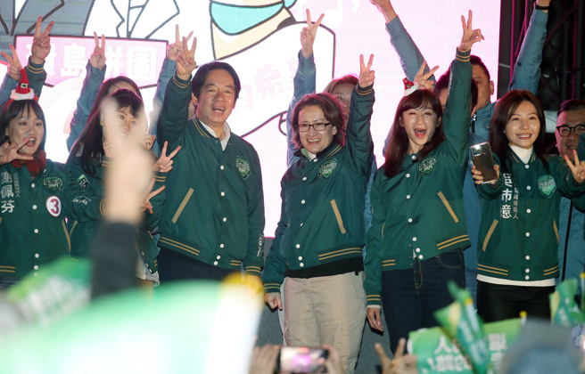 民进党总统、副总统候选人赖清德（左三）、萧美琴（右三）24日出席「唱土地的歌，拚咱的希望」台北场，与台北市立委候选人们一起比出二号手势，呼吁支持者们力挺「赖萧配」。（刘宗龙摄）