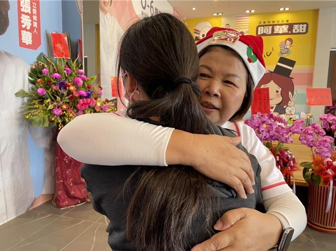 國民黨嘉義市立委候選人張秀華除為「小婷」送上大大擁抱，也親手送上小婷許願的行李箱，祝福她展翅翱翔，朝夢想前進。（張秀華競選團隊提供∕呂妍庭嘉義傳真）