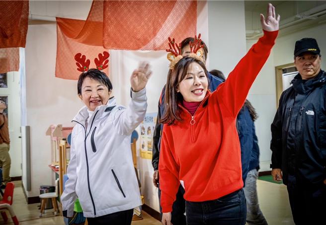 台中市長盧秀燕（左）24日與台北市四選區（內湖、南港）立委候選人李彥秀（右）一同參訪南港親子館。（台北市議員李彥秀提供／劉彥宜台北傳真）