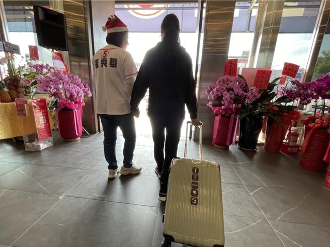 國民黨嘉義市立委候選人張秀華除為「小婷」送上大大擁抱，也親手送上小婷許願的行李箱，祝福她展翅翱翔，朝夢想前進。（張秀華競選團隊提供∕呂妍庭嘉義傳真）