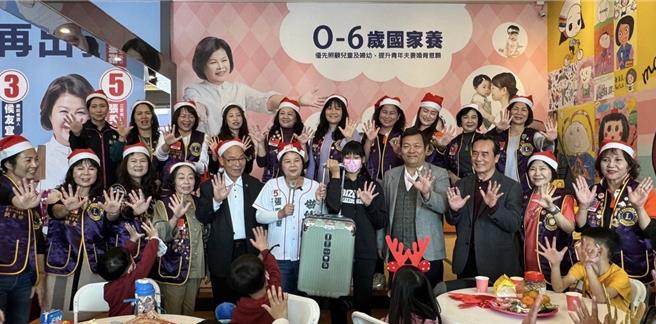 嘉鳳獅子會所發起耶誕與新年圓夢計畫，要讓修緣育幼院23位院童、院生有過節氣氛。（張秀華競選團隊提供∕呂妍庭嘉義傳真）