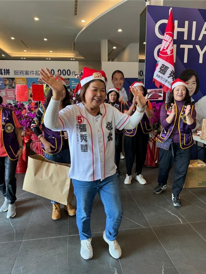 正值平安夜，張秀華戴起耶誕帽、裝扮起耶誕老婆婆，發送糖果、餅乾給與會的所有人。（張秀華競選團隊提供∕呂妍庭嘉義傳真）