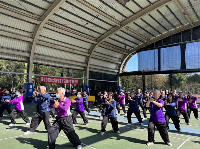 高雄市综合太极拳协会24日举办第19届第2次会员大会，由协会理事长叶俊杰主持，共吸引300多位会员共襄盛举，协会有多位选手参加世界杯比赛取得优异成绩，叶俊杰也特别颁发奖金鼓励选手再接再厉。（高雄市综合太极拳协会提供／洪浩轩高雄传真）