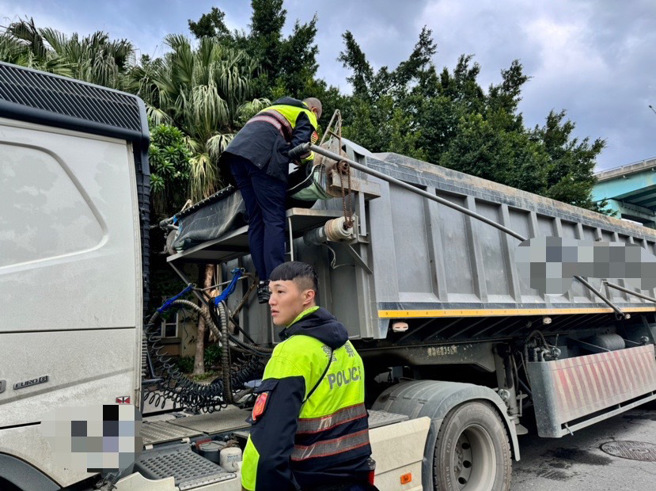 新北市芦洲警分局规划为期1个月取缔大型车执法专案，连续3日于八里区台北港周遭路段架设「移动式地磅」。（图 / 刘咏韵翻摄）