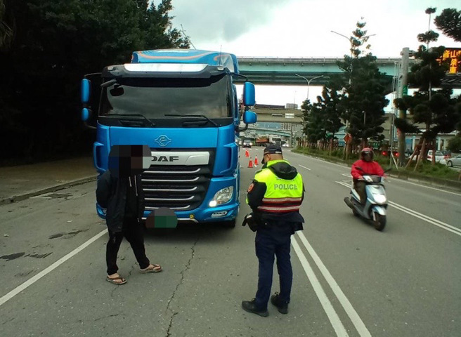 警方持续于大型车必经路段如臺北商港周边、八里重划区、龙米路沿线、五股区新五路结合活动式地磅编排取缔专案勤务。（图 / 刘咏韵翻摄）