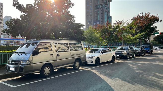 台中市政府交通局继去年推出机车月票无纸化广受好评，再推出汽车月票无纸化，自明年1月1日起上线实施。（交通局提供／张亦惠台中传真）