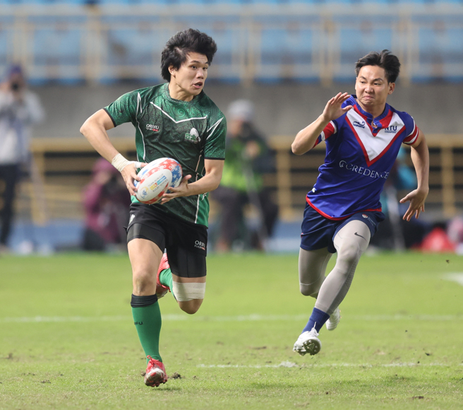 林颀衡(左)率先达阵，帮助台湾大学击败新加坡南洋理工大学，在元坤杯大专国际橄榄球邀请赛完成一般组卫冕霸业。(元坤运动文创提供)