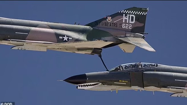 帕尔多的F-4战机在后，他要求前方受损的F-4战机放下尾鉤，轻碰尾鉤，把前方的战机推出敌人领空。(图/美国国防部)