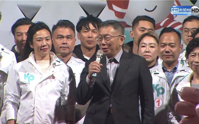 民眾党总统候选人柯文哲(中)24日平安夜南下恒春开讲，坦言选举到目前为止，最怕媒体每天报他民调第三、操作弃保。(摘自中时新闻网直播)