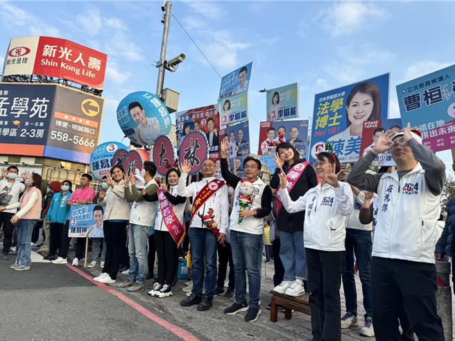 國民黨高雄市立委候選人24日在前議長、侯友宜高雄競總主委莊啟旺及市黨部主委黃昭順的陪同下，於中山、五福路口前拜票，展現藍營高雄大團結的氣勢。（國民黨高市黨部提供／洪浩軒高雄傳真）