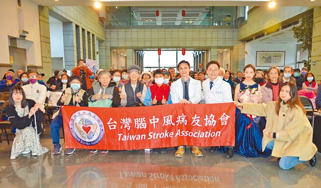 台湾脑中风病友协会与《中国时报》23日举办「关怀脑中风健康讲座暨音乐会」，台湾脑中风病友协会理事长周中兴（白袍右一）分享脑中风预防保健知识。（王胜修摄）