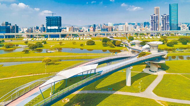 新北大都会公园幅员辽阔，有自然河岸景观、广阔绿地与装置艺术，满足广告、MV、电视节目等多元拍摄需求，成为新北市热门拍摄景点第一名。（新北市新闻局提供／柯毓庭新北传真）
