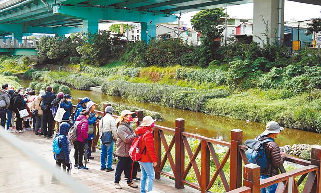 新北市水利局23日舉辦湳仔溝生態教育廊道活動，百餘名大小朋友一窺生態的多樣性。（新北市水利局提供／王揚傑新北傳真）