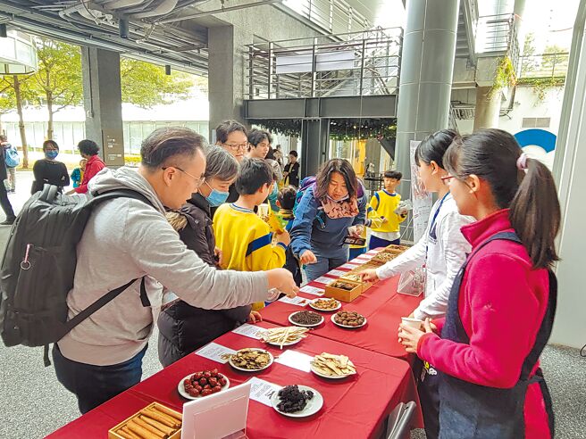 国美馆与中国医药大学立夫中医药博物馆合作，22日至24日推出「岁末五感小市集」活动，吸引不少民眾来体验认识香料。（立夫中医药博物馆提供／陈淑芬台中传真）