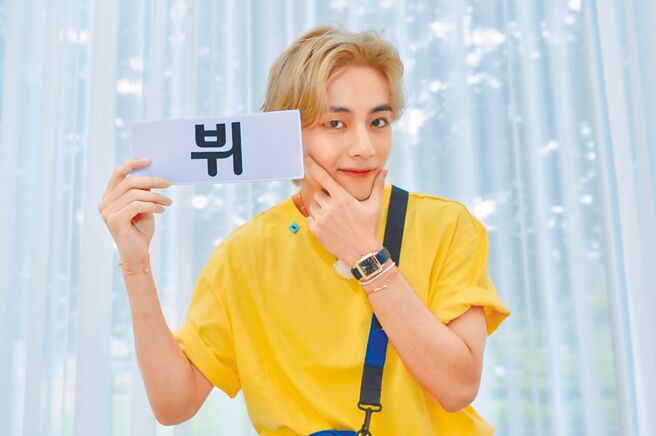 金泰亨透露最喜欢在吃饭时看《Running Man》。（中天综合台提供）