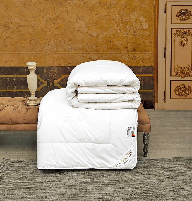 日比家族「SOAMMA」德国原装进口喀什米尔羊毛冬被，特价3万3830元。（日比家族提供）