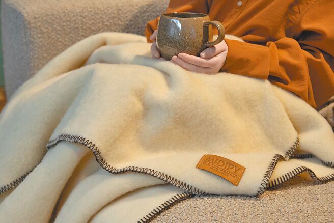 玛黑家居「Midipy」无染色羊毛，羊驼毛收纳盖毯，4580元至1万3800元。（玛黑家居提供）