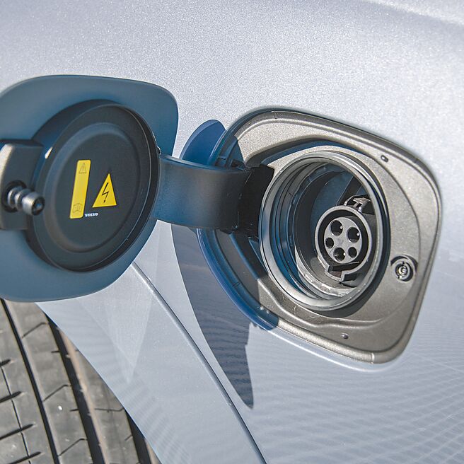 SAE J1772充电插孔。（陈大任摄）