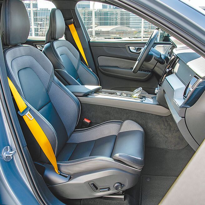 跑车椅配橘色安全带。（陈大任摄）