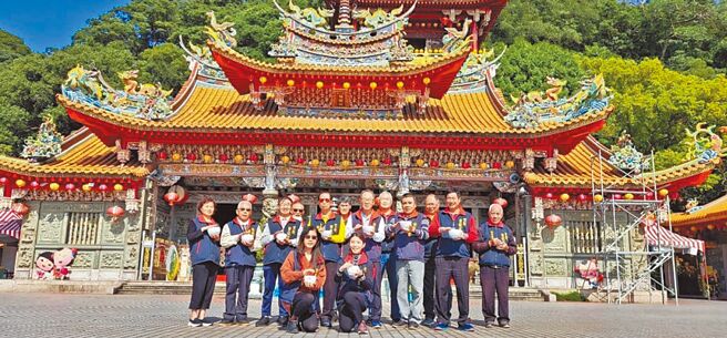 鶯歌碧龍宮千人和平響碗為世界祈福。（鶯歌碧龍宮提供）