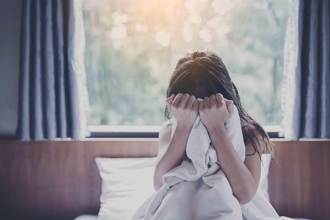 19歲嫩妹「教轉大人」指侵小女友　「全身種滿草莓」下場慘了