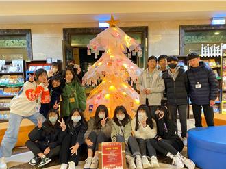 防疫隔板化身耶誔樹 二信高中祈求疫情不再來