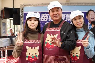 就職周年充滿感恩 鍾東錦全家化身志工為長輩下廚打飯菜