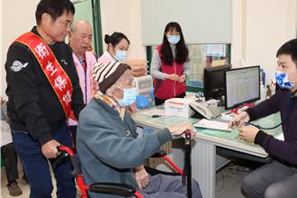  锺东锦就职周年 感恩卫生所志工奉献付出