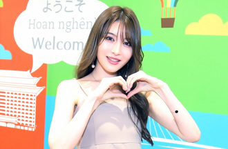 野生AV影后悄現身新北耶誕城「路人沒認出」吐舌萌翻網