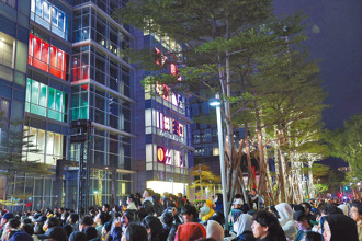 誠品信義店熄燈！平安夜含淚道別　民眾寒風中守護到最後：再見了18年青春