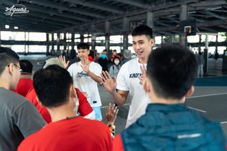 T1聯盟》海神雙星耶誕節出席公益 與身心障礙者開心打球