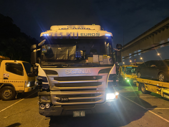 國道聯結車下坡突失控 連續衝撞8車釀1人傷