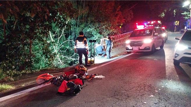高雄市岡山區菜寮路段24日發生汽車滑落邊坡事故，警消到場救援。（翻攝照片／林瑞益高雄傳真）