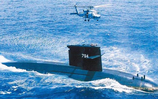 海軍艦隊指揮部256 戰隊海虎潛艦，在12月21日午間發生裝備脫落導致6人落海，當日救起3人，但仍有3人至今天（25日）仍搜尋未果。（本報資料照片）