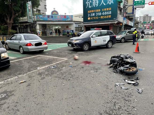機車騎士超速又闖紅燈，撞上自小客車當場失去生命跡象。（翻攝畫面）