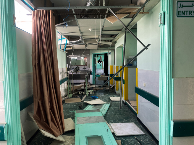 加萨（Gaza）只剩9间医院还有部分运作能力，联合国秘书长谭德塞今因此再次呼吁以色列和哈玛斯停火。图为位于加萨市的亚法医院(Yafa Hospital)遭以军攻击后，已无法再为伤患治疗。（图／路透社）
