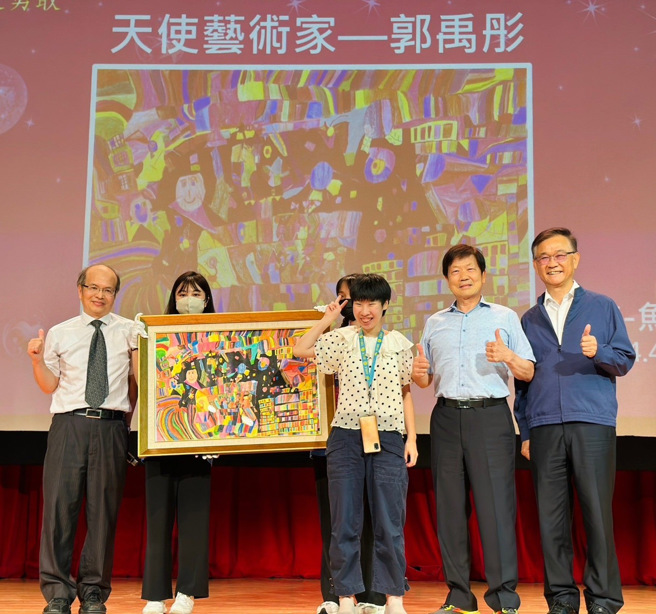 北市府提高特教助理员服务时数由66万小时增加至71万小时，提供特教生更完善的照顾。图/台北市政府提供