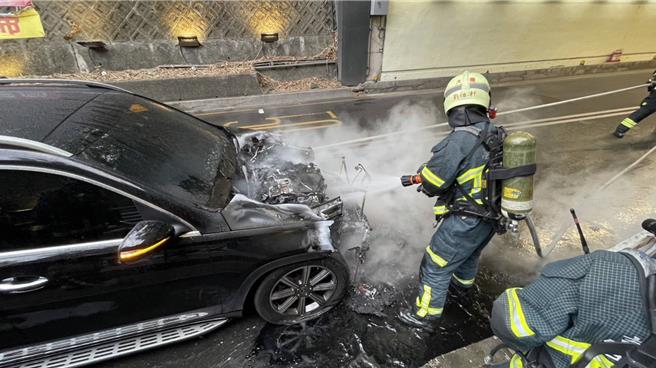 高级休旅车自燃，警消到场抢救无人受伤。（翻摄画面）