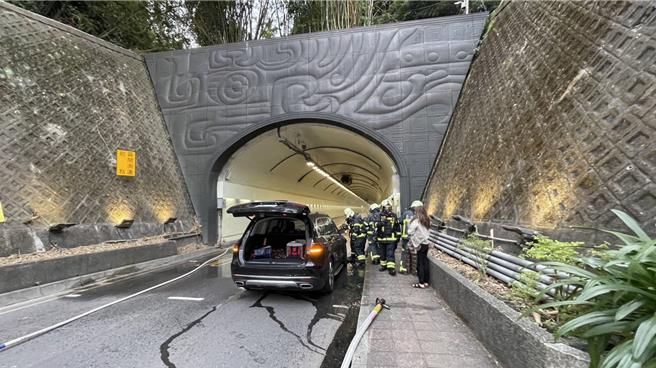 25日上午7时许自强隧道发生轿车自燃，所幸无人受伤。（翻摄画面）