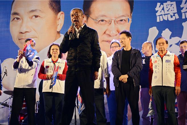 屏东县议长周典论(前)24日参加完党内造势，25日住处就遭检调搜索，引发屏东政坛议论纷纷。(林和生摄)