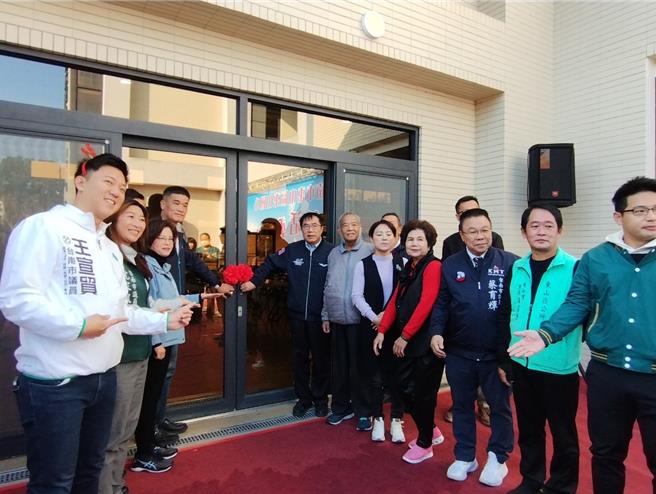 台南市長黃偉哲（左五）、立委賴惠員（左三）等人到場剪綵。（東山區公所／張毓翎台南傳真）