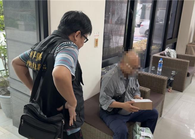 台中市患有骨刺的吳姓男子（右），從美國網站購買含有大麻二酚精油，遭刑事局中打偵四隊查獲，訊後依違反《毒品危害防制條例》移送，檢方裁定請回。（警方提供／王煌忠台中傳真）