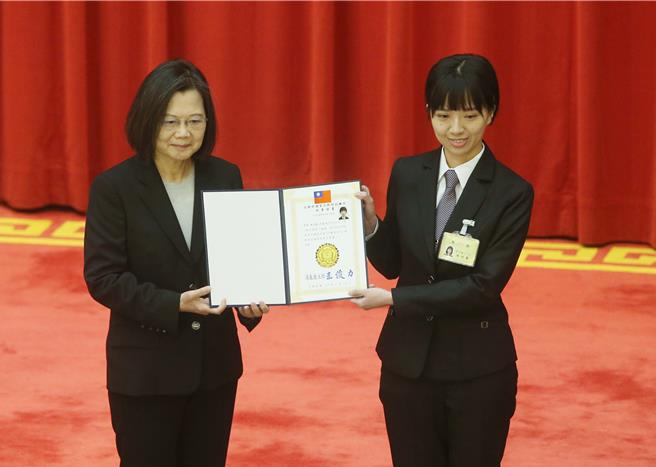 蔡英文總統期許調查局結業學員堅守自由法治，掌握時代脈動、落實嚴謹紀律及行政中立（趙雙傑攝）